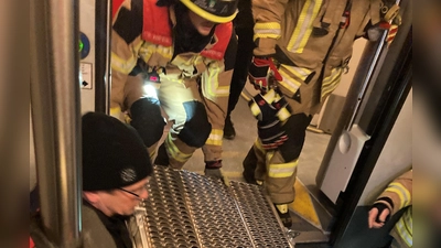 Die Einsatzkräfte der Feuerwehr errichteten eine Brücke zum Ersatzzug, um alle Personen am steilen Bahndamm sicher zu evakuieren. (Foto: K. Schramm)