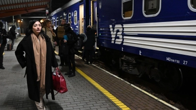 Reem Alabali Radovan (SPD), Bundesministerin für wirtschaftliche Zusammenarbeit und Entwicklung, steht auf ihrer Reise nach Kiew am Bahnsteig in Polen. (Foto: Hendrik Schmidt/dpa)
