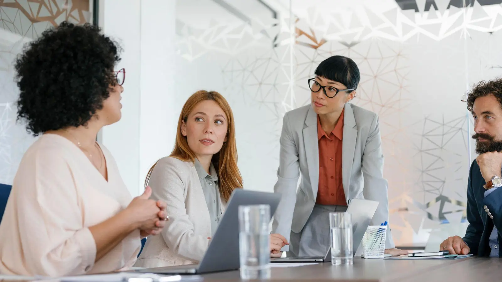 Andere beeinflussen, Macht sichern oder eigene Ziele durchzusetzen: Machtspiele im Job sind häufig - die Strategien aber oft subtil.  (Foto: Franci Leoncio/Westend61/dpa-tmn)