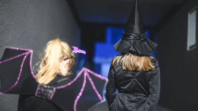 Sicher im Straßenverkehr: Die Halloween-Verkleidung sollte die Sicht der Kinder beim Gehen und Überqueren der Straße nicht einschränken. (Foto: Sebastian Gollnow/dpa/dpa-tmn)
