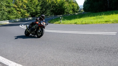 In diesen Wochen startet wieder die Motorradsaison. Nirgends gibt es so viele motorisierte Zweiräder wie in Bayern. (Archivfoto) (Foto: Pia Bayer/dpa)