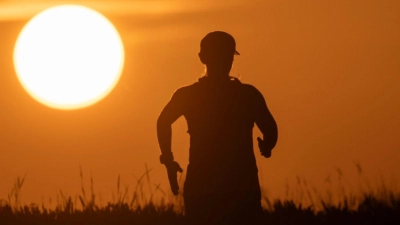 Tagsüber an die 40 Grad, nachts über 20 Grad: Deutschland schwitzt. (Foto: Marijan Murat/dpa)