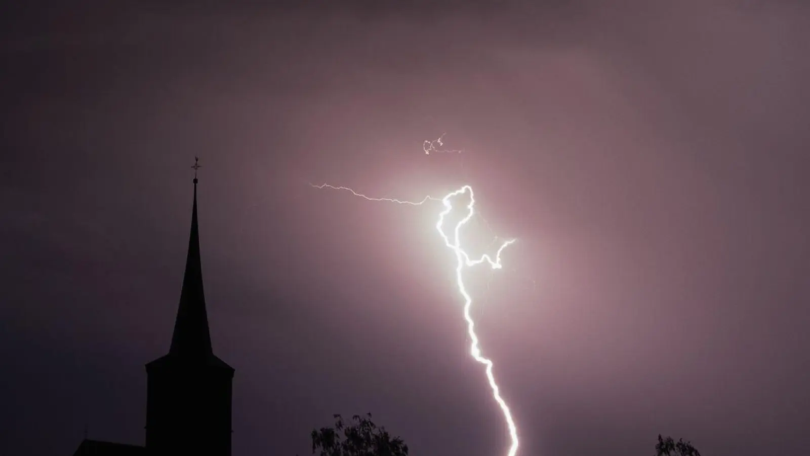 Blitze entladen sich aus einer Gewitterwolke. (Foto: Nicolas Armer/dpa/Symbolbild)