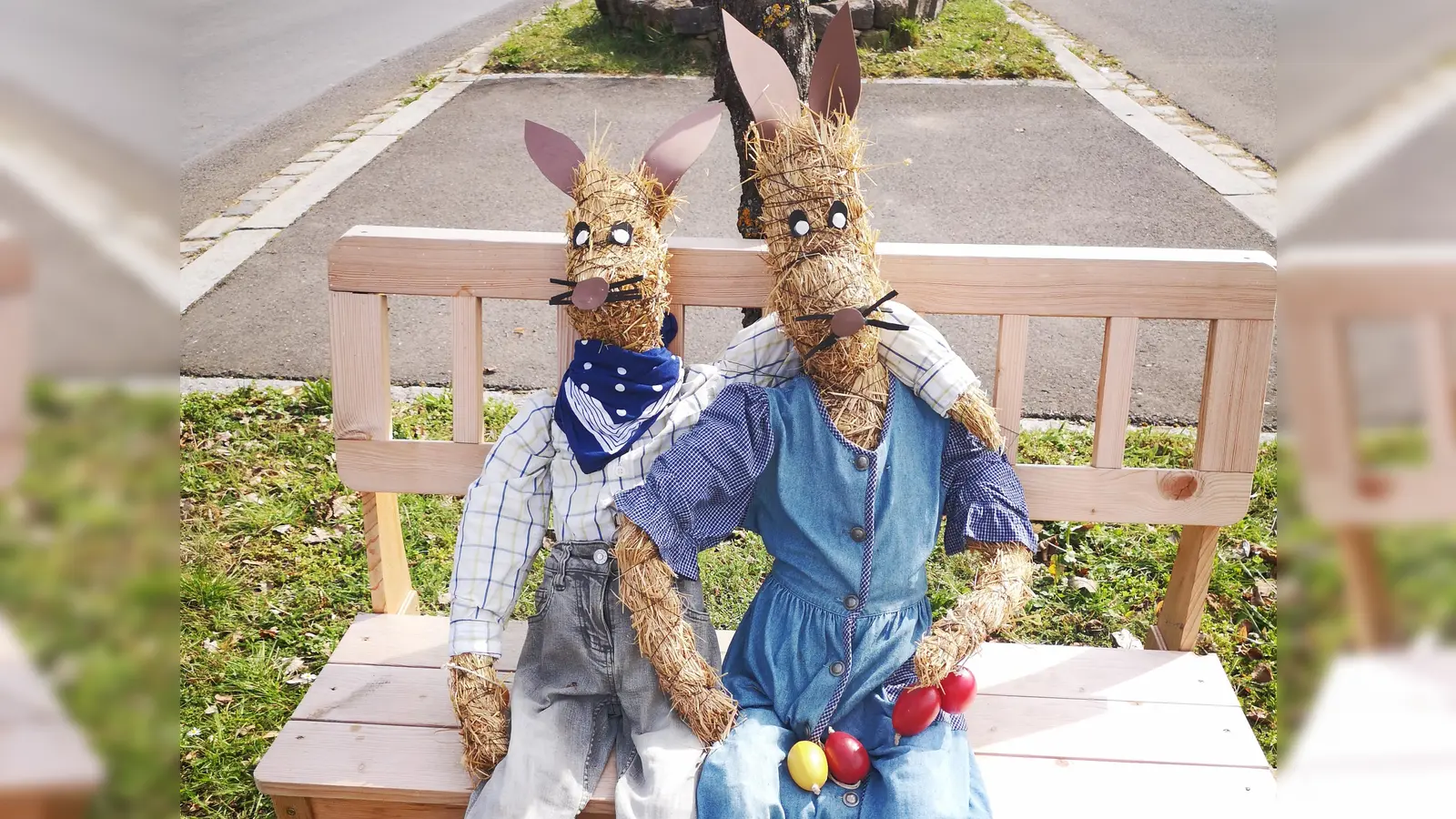 Dieses Hasenpaar bei Langenfeld wirkt so, als ob es für die reichliche Osterarbeit bestens bereit wäre. (Foto: Renate Wick)