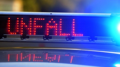 Die Polizei findet keinen Fahrer an der Unfallstelle. (Symbolbild) (Foto: Stefan Puchner/dpa)