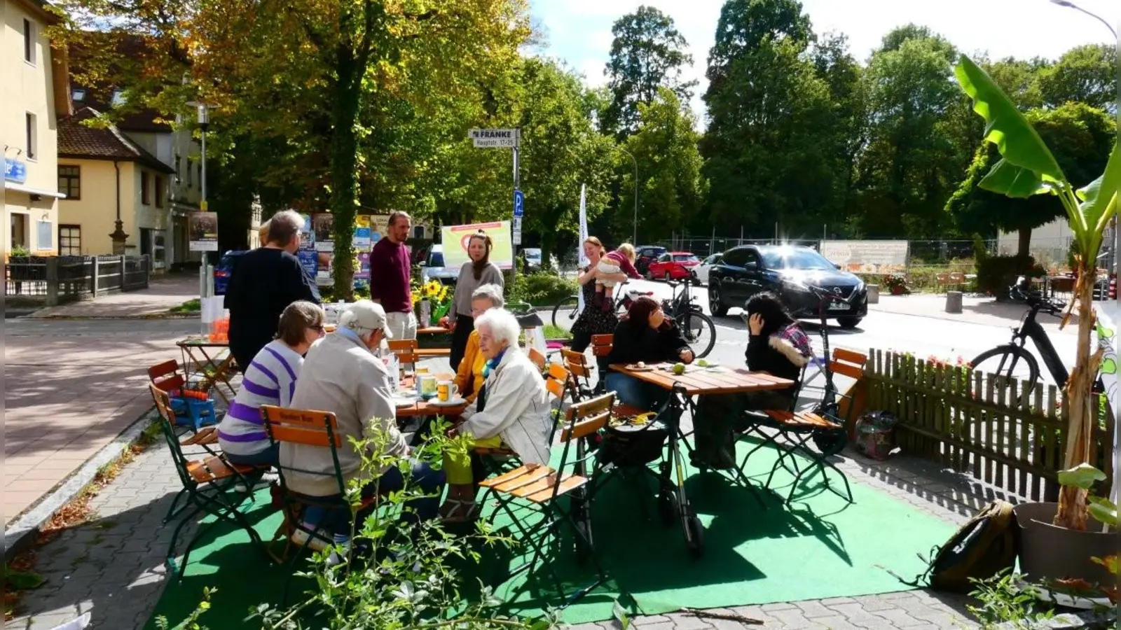 Plaudern statt parken: Kfz-Stellplätze wurden in temporäre Sitzplätze verwandelt am Parking Day in Neuendettelsau. (Foto: Jürgen Frercks)