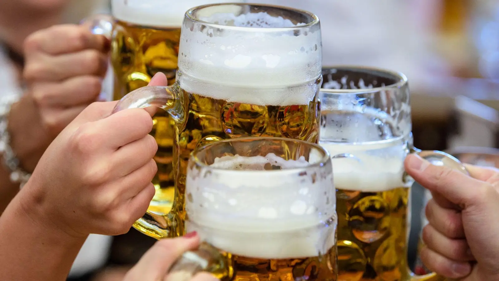 Der Bierkonsum geht auch in Bayern seit Jahrzehnten zurück. Die Maßkrüge gibt es noch, doch heutige Besucher von Biergärten und Volksfesten trinken im Schnitt weniger als in der Vergangenheit. (Symbolbild) (Foto: Matthias Balk/dpa)