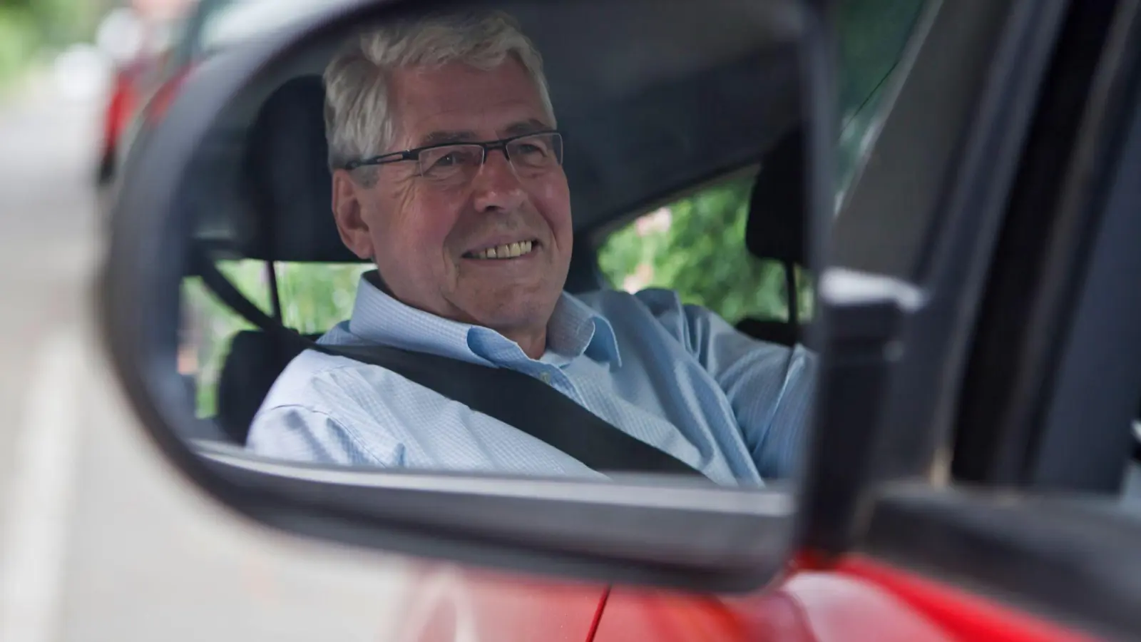 Eine freiwillige Rückmeldefahrt kann eine sinnvolle Maßnahme sein, die eigenen Fahrkünste im Alter neutral und im realen Verkehr checken zu lassen. (Foto: Silvia Marks/dpa-tmn)