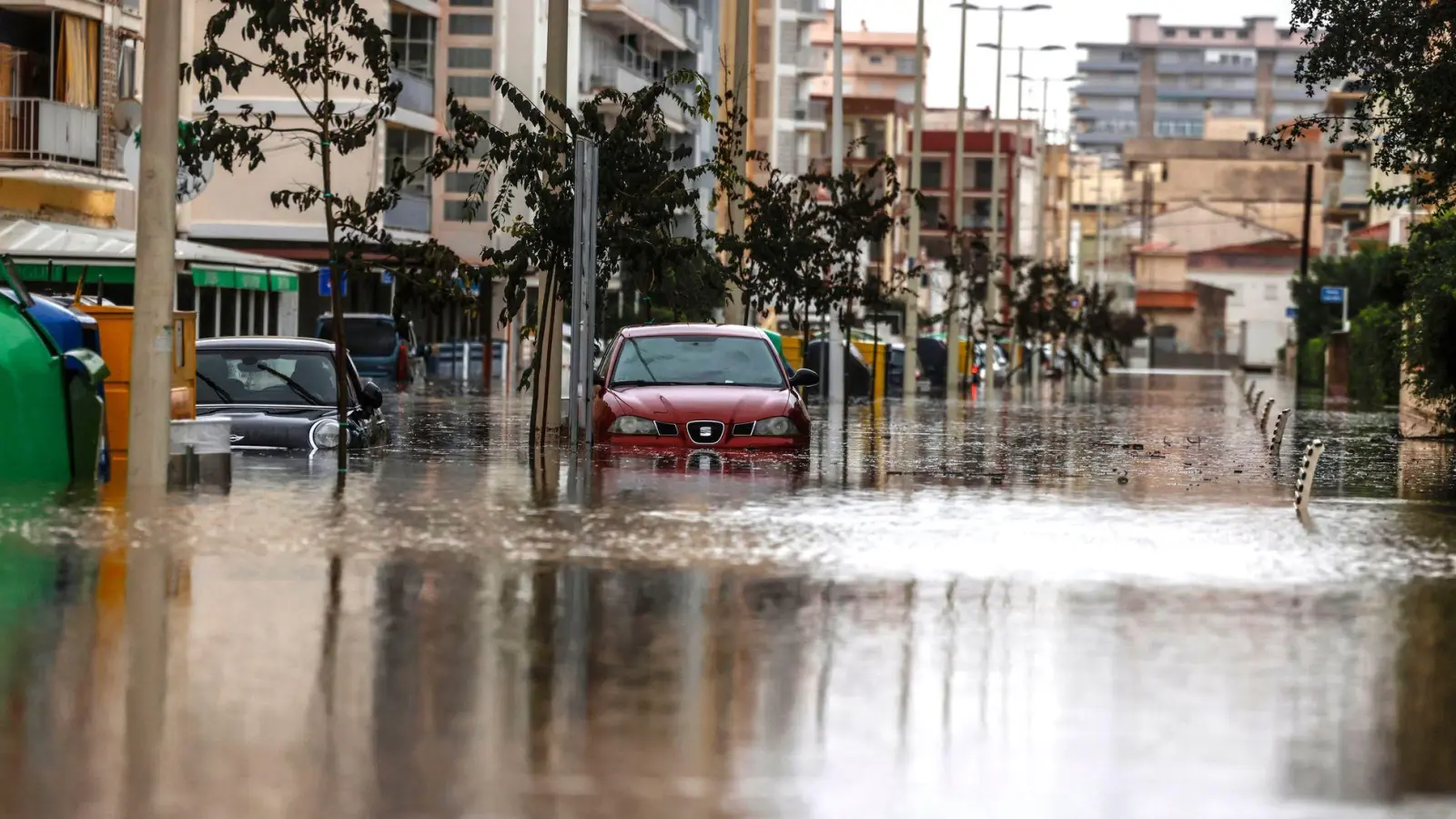 Autos stehen im Hochwasser einer überschwemmten Straße. (Foto: Rober Solsona/EUROPA PRESS/dpa)