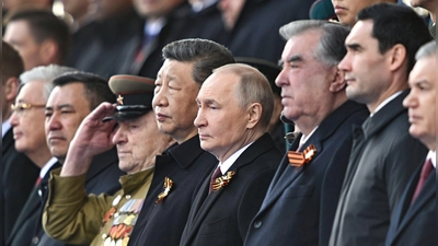 Zum 80. Jahrestag des Sieges über Nazi-Deutschland nahm der russische Präsident Wladimir Putin die traditionelle Militärparade auf dem Roten Platz in Moskau ab. (Foto: Sergei Bobylev/Photo host agency RIA Novosti/AP/dpa)