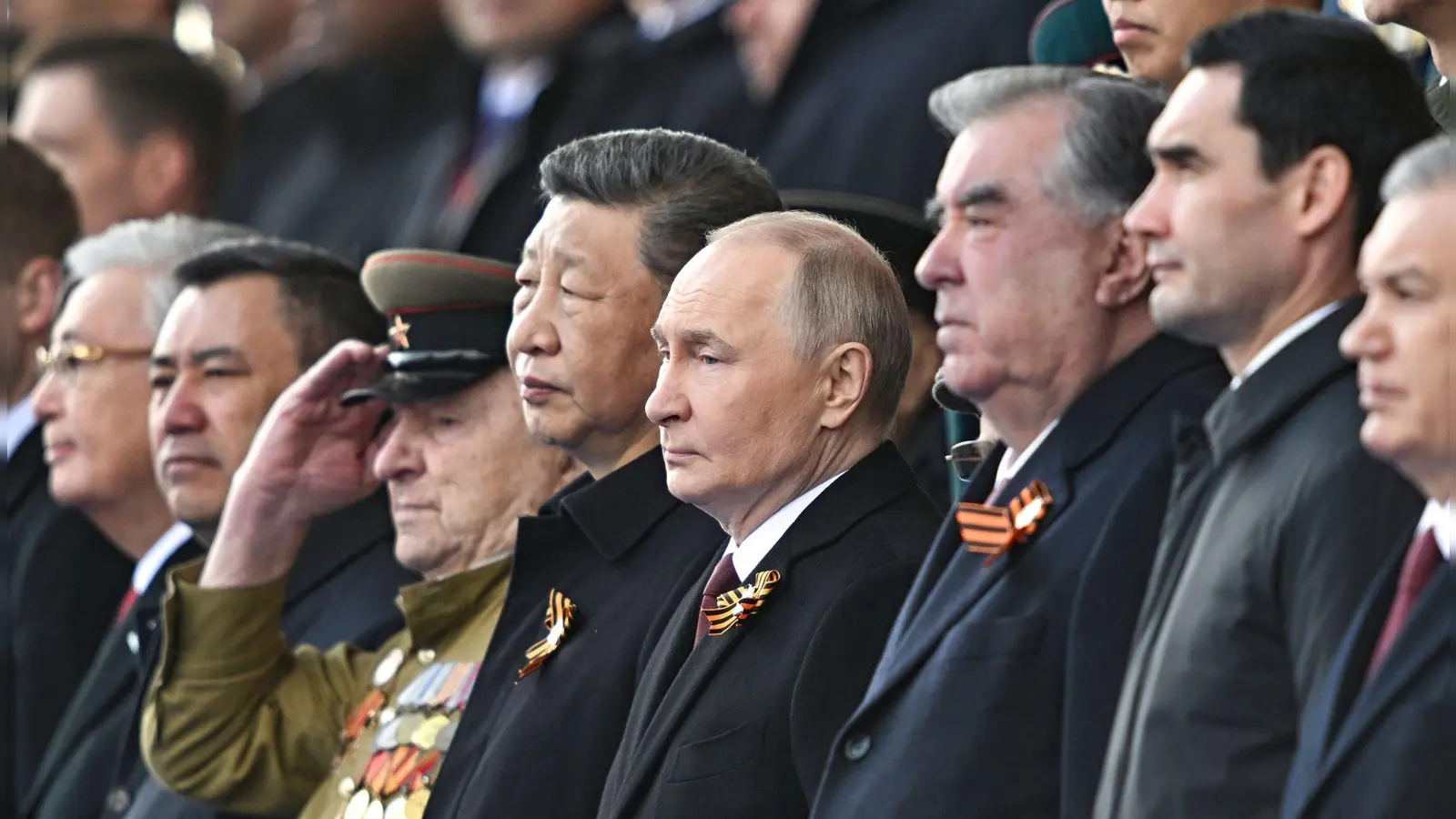 Zum 80. Jahrestag des Sieges über Nazi-Deutschland nahm der russische Präsident Wladimir Putin die traditionelle Militärparade auf dem Roten Platz in Moskau ab. (Foto: Sergei Bobylev/Photo host agency RIA Novosti/AP/dpa)