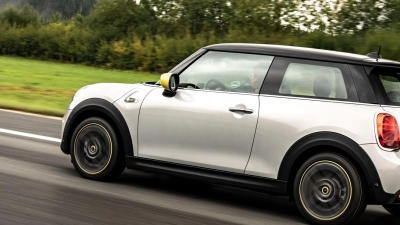 Brumm-Brumm oder Ssssst? Seien Sie ehrlich, hätten Sie den elektrischen Mini auf diesem Bild erkannt? (Foto: Bernhard Filser/BMW Group/dpa-tmn)