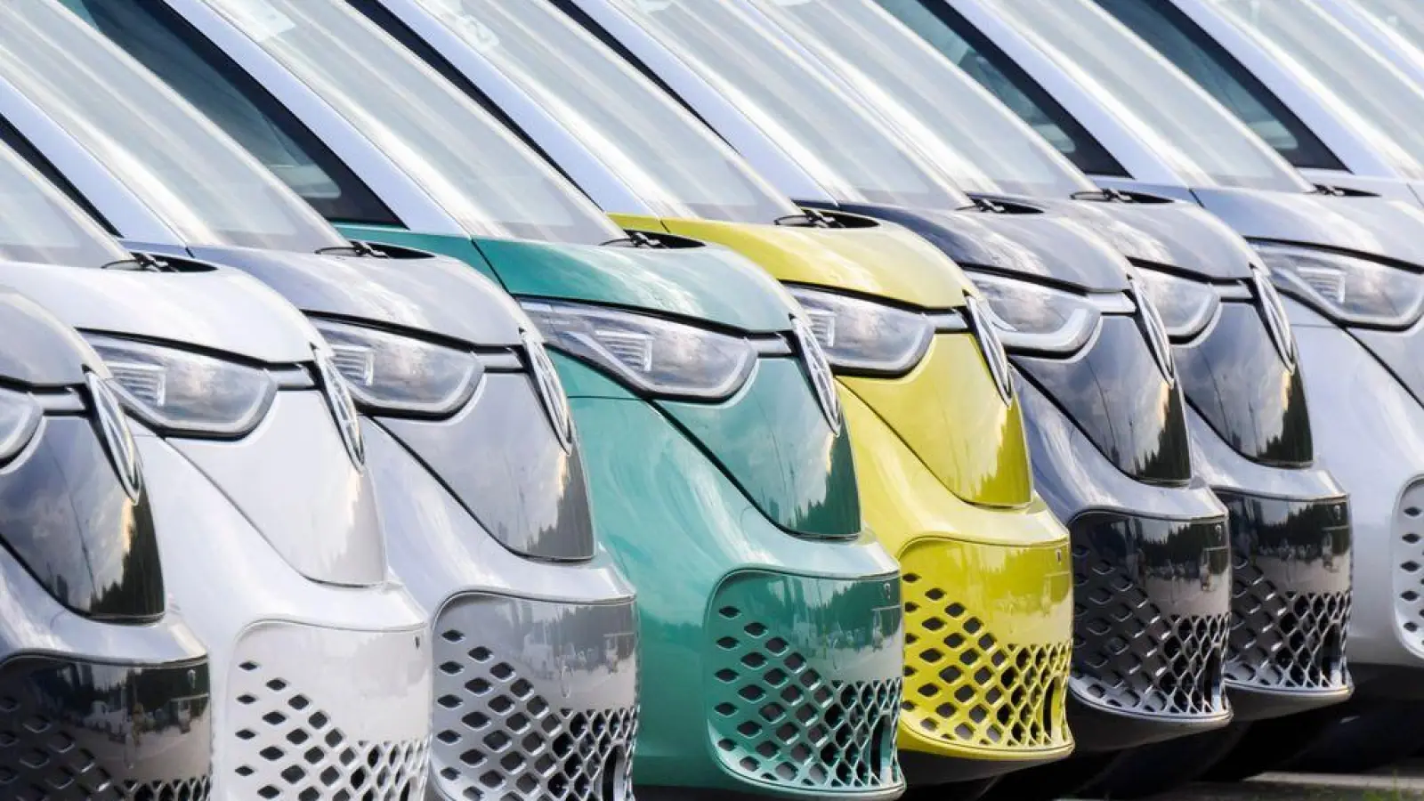 Neuwagen vom Elektrobus Volkswagen ID.Buzz. Ein Neuwagenkauf ist derzeit eine teure Angelegenheit (Symbolbild). (Foto: Julian Stratenschulte/dpa)