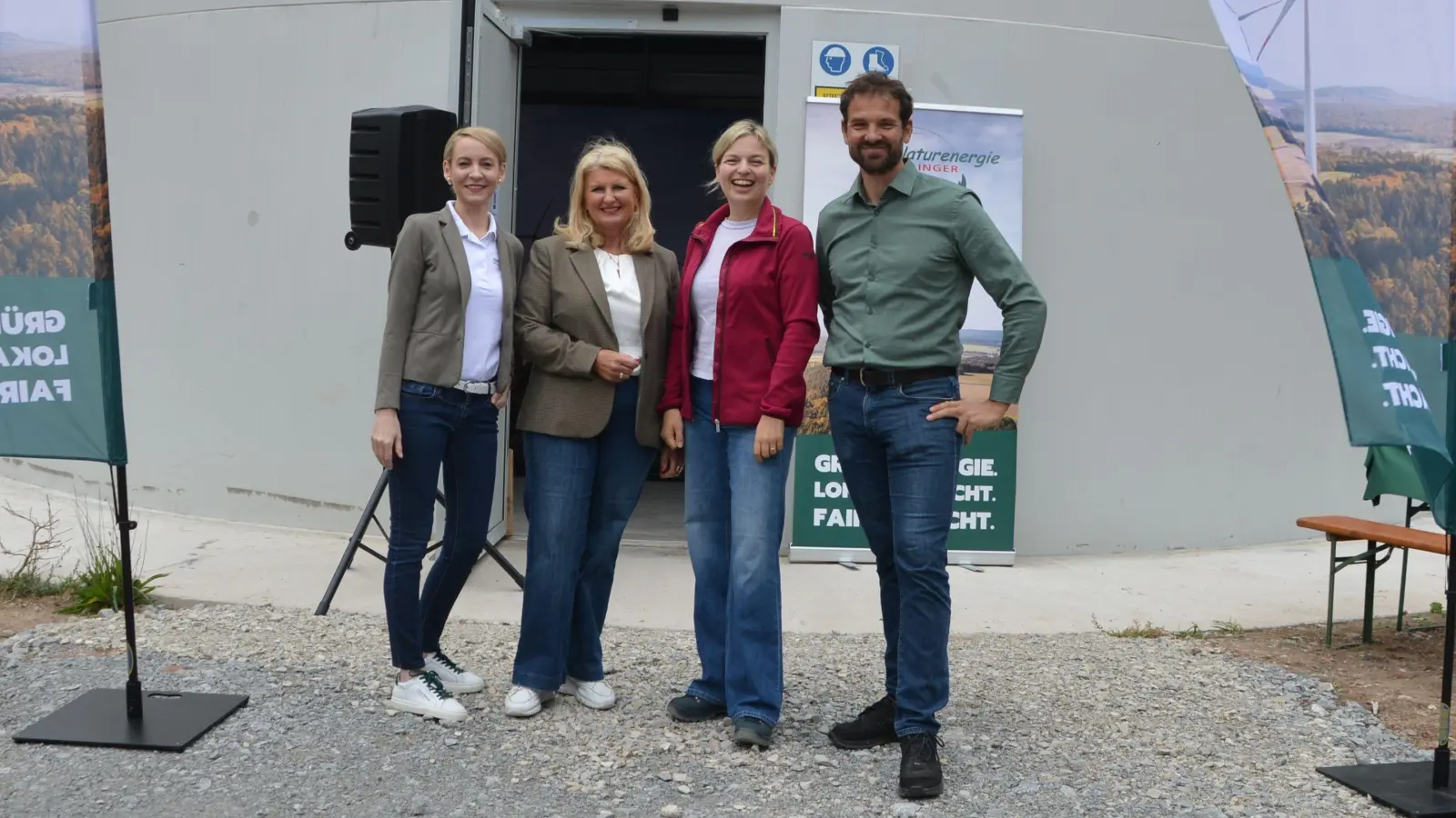 Katrin Held (Nauturenergie Zeilinger) mit Markt Erlbachs Bürgermeisterin Dr. Birgit Kreß, sowie Katharina Schulze und Martin Stümpfig von den Grünen (von links) beim Besuch im Windpark Linden-Hohenroth. (Foto: Florian Jennemann)