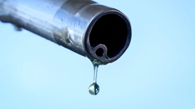 Im Netz verbreiten sich Falschbehauptungen über angeblich gestreckten Kraftstoff. (Archivbild) (Foto: Alain Jocard/AFP/dpa)