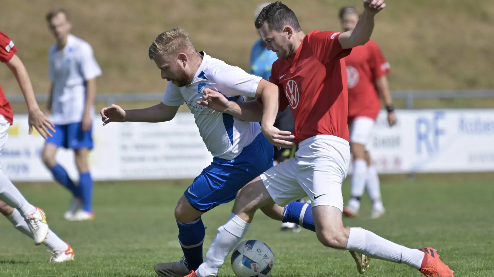 In diesem Zweikampf geht es eng zu, in der Tabelle der Kreisklasse 2 stehen der Zweitplatzierte SG Sachsen/Windsbach (links Julian Trautner) und Schlusslicht SG Hohlach/Adelshofen (Lukas Schmidt) jedoch weit auseinander. (Foto: Martin Rügner)