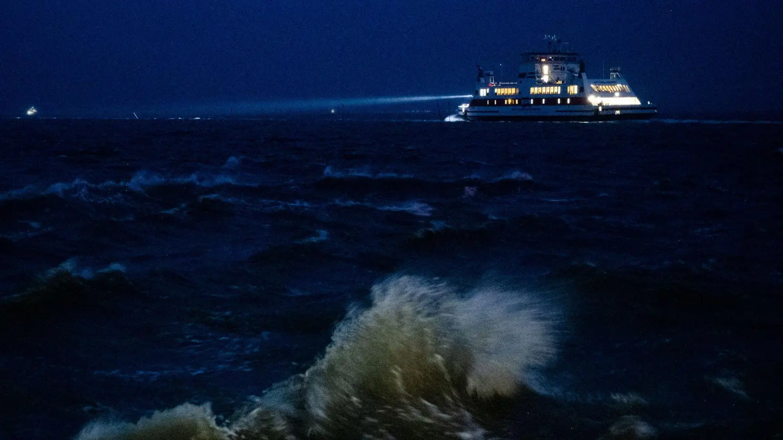 An der Nordsee kann es am verlängerten Wochenende äußerst ungemütlich werden (Archivbild). (Foto: Daniel Bockwoldt/dpa)