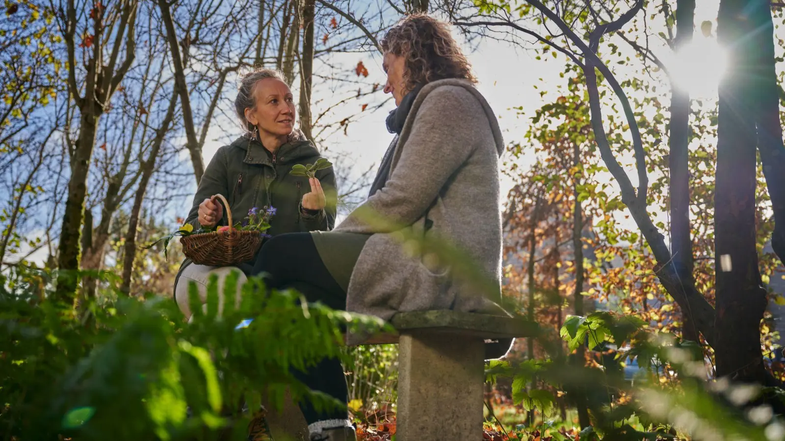 Vermittelt Wissen und kocht mit ihren Gästen: Kräuterpädagogin Nadine Albers. (Foto: Klaus-Peter Kappest/Schmallenberger Sauerland Tourismus/dpa-tmn)