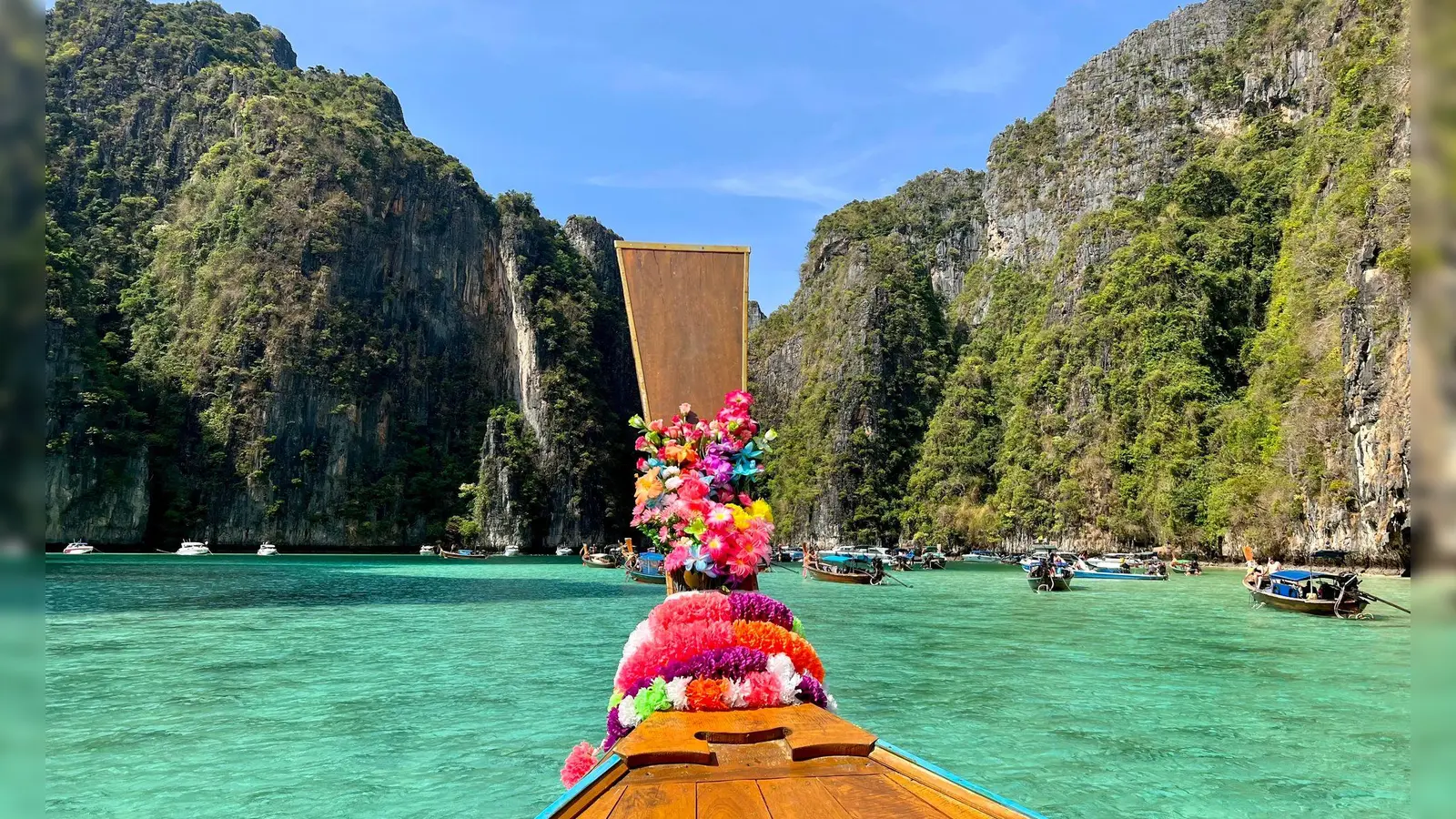 Die meisten Touristen besuchen die Phi Phi Islands mit solchen traditionellen Booten. (Archivbild) (Foto: Carola Frentzen/dpa)