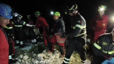 Seit Sonntagnachmittag saß der Mann in der Höhle fest. (Foto: ---/Italienische Berg- und Höhlenrettung/dpa)