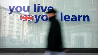 Englisch eingerostet? Wer gute Argumente parat hat und die Fremdsprache auch im beruflichen Kontext nutzt, kann seinen Chef vielleicht von einer Kostenübernahme für den Sprachkurs überzeugen. (Foto: Arno Burgi/dpa-Zentralbild/dpa-tmn)