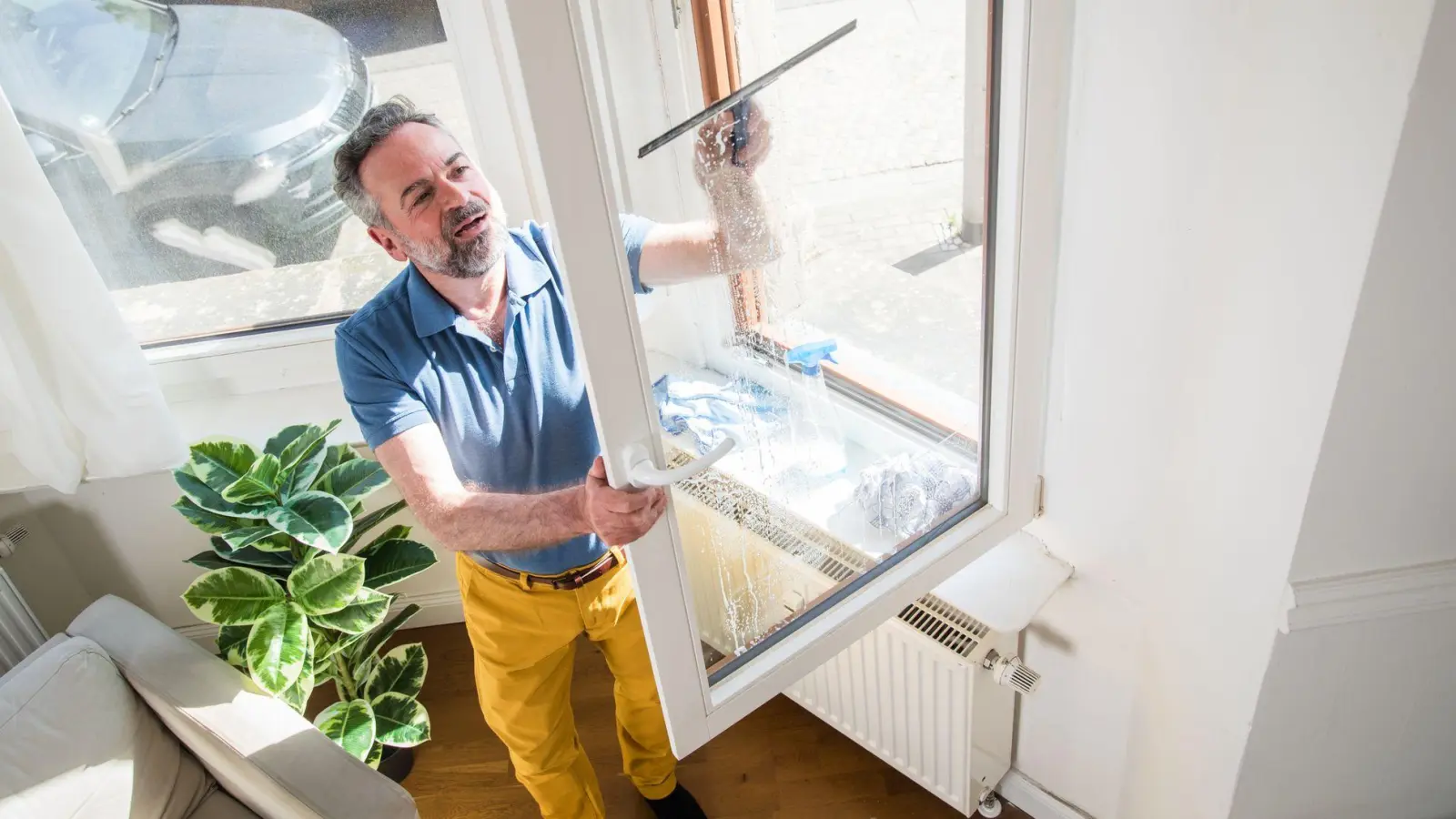 Ein Fensterabzieher hilft, unschöne Schlieren an den Fensterscheiben zu vermeiden. (Foto: Christin Klose/dpa-tmn)