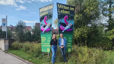 Die Trapezschilder an der Stauferwallkreuzung werben für die Herbst- und Winterspielzeit des Landestheaters Dinkelsbühl. Intendantin Jasmin Meindl und OB Dr. Christoph Hammer blicken erwartungsvoll in die neue Saison. (Foto: Michaela Krauth)