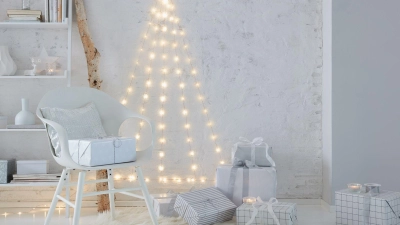 Pflegeleicht, platzsparend und blitzschnell angebracht - ein Weihnachtsbaum aus einer LED-Lichterkette. (Foto: tesa/DIY Academy/dpa-tmn)