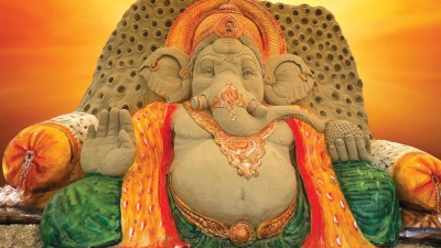Hindu-Gott Ganesha hält Hof - als Sandfigur im englischen Weymouth. (Foto: Julien Lightfoot/SandWorld Weymouth/dpa-tmn)