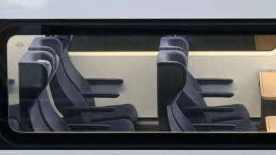 Sitzplatzreservierungen im Fernverkehr der Bahn sind zum Fahrplanwechsel am Sonntag teurer geworden. Die Familienreservierungen hat der Konzern zudem trotz aller Kritik abgeschafft. (Archivbild) (Foto: Uwe Zucchi/dpa)
