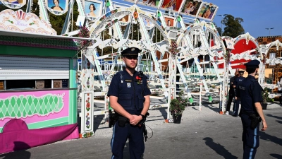 Die Polizei sperrte die Schiffsschaukel ab.  (Foto: Felix Hörhager/dpa)