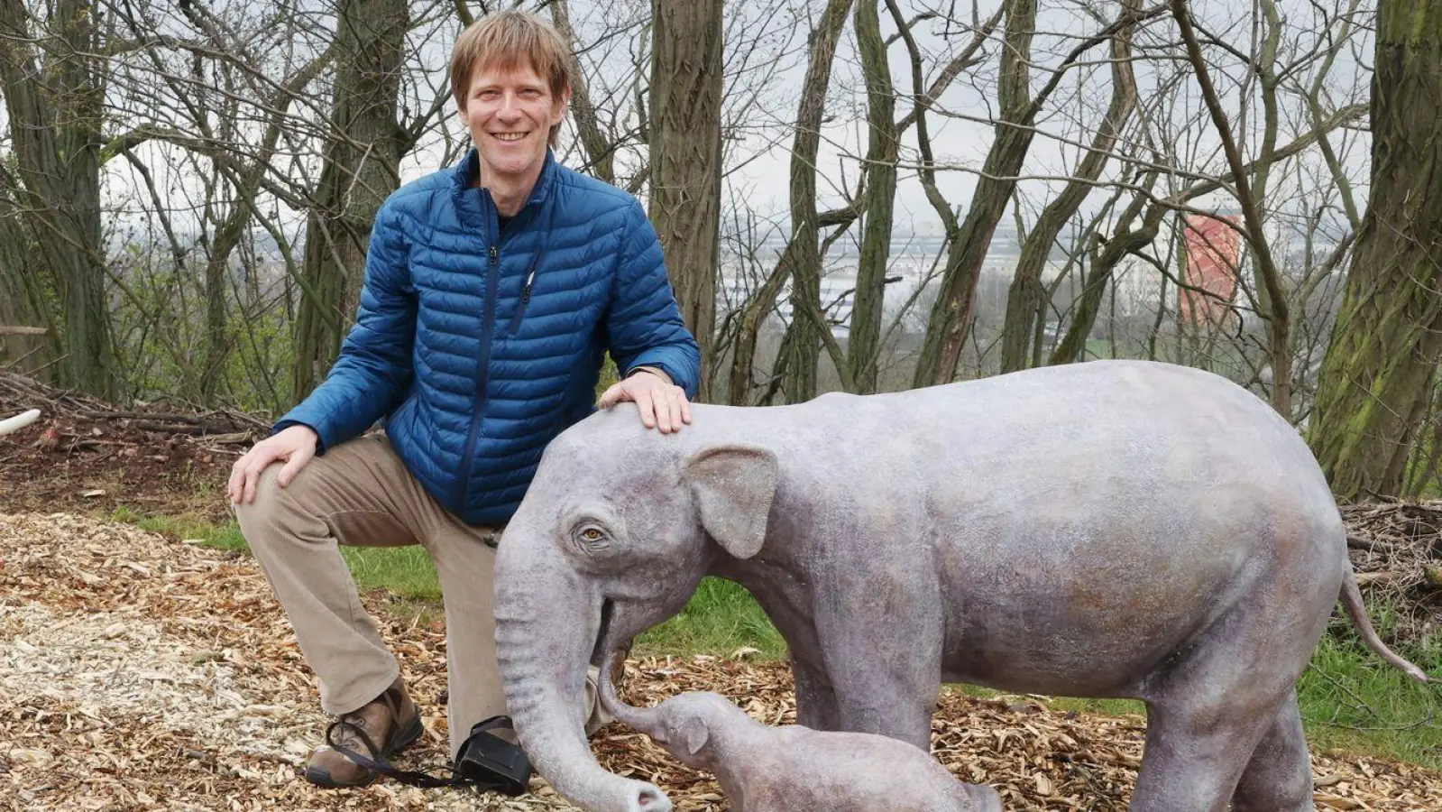 Der Künstler Thomas Lindner ist am 7. Dezember gestorben, der vielseitig engagierte geborene Dresdner prägte mit seinen Metallskulpturen das Stadtbild Erfurts und schuf auch Skulpturen für den Zoo. (Archivbild) (Foto: Bodo Schackow/dpa-Zentralbild/dpa)