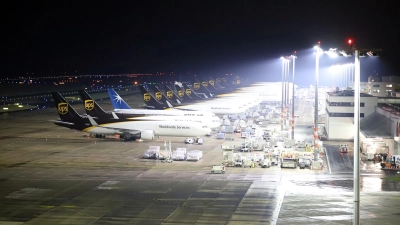 Wegen Blitzeis wurde der Flugbetrieb am Flughafen Köln/Bonn am Nachmittag für 45 Minuten unterbrochen. (Foto: Sascha Thelen/dpa)
