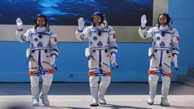 Chen Zhongrui (r-l), Chen Dong und Wang Jie mussten länger als geplant im All bleiben. (Archivbild) (Foto: Andy Wong/AP/dpa)