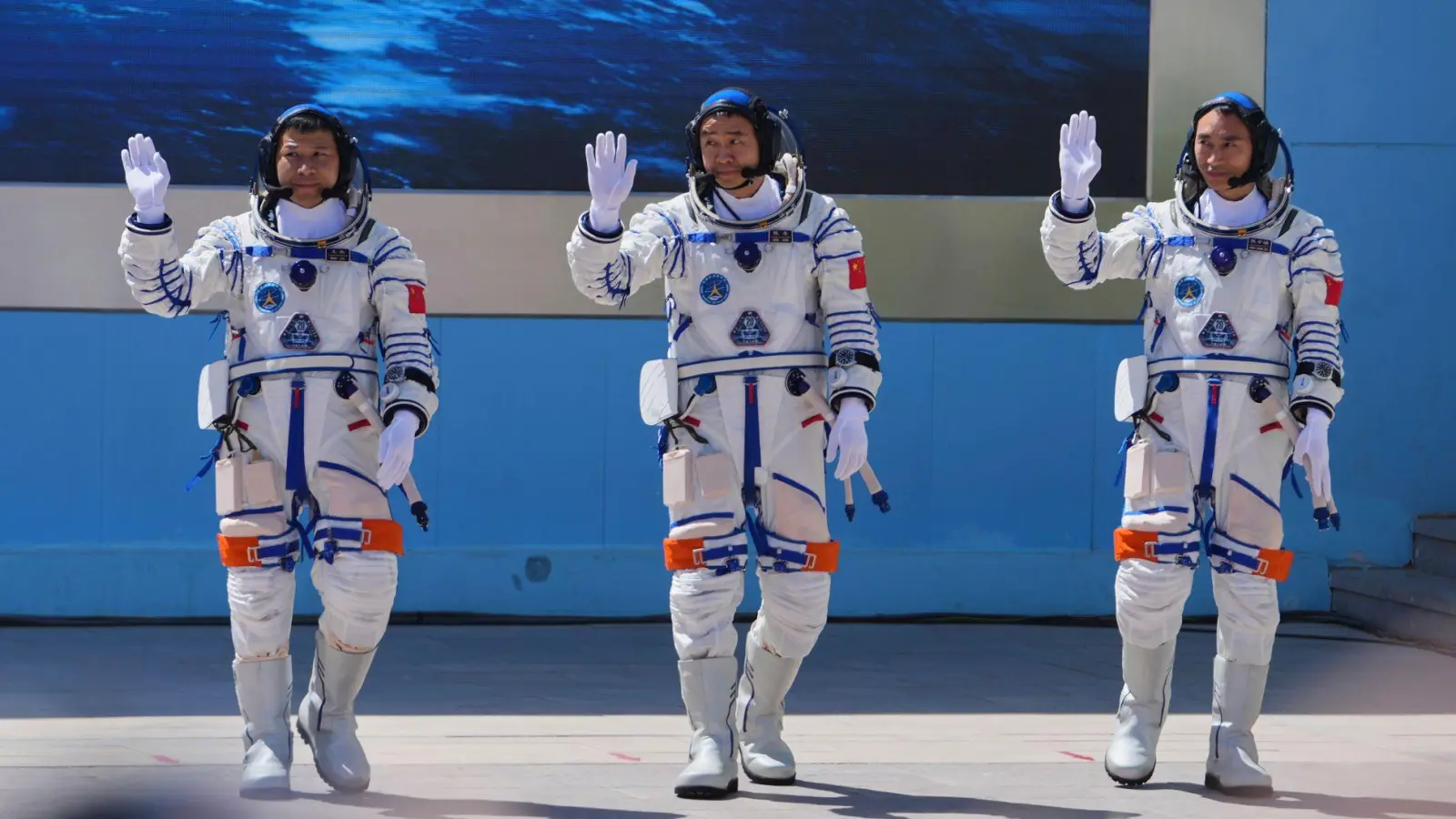 Chen Zhongrui (r-l), Chen Dong und Wang Jie mussten länger als geplant im All bleiben. (Archivbild) (Foto: Andy Wong/AP/dpa)