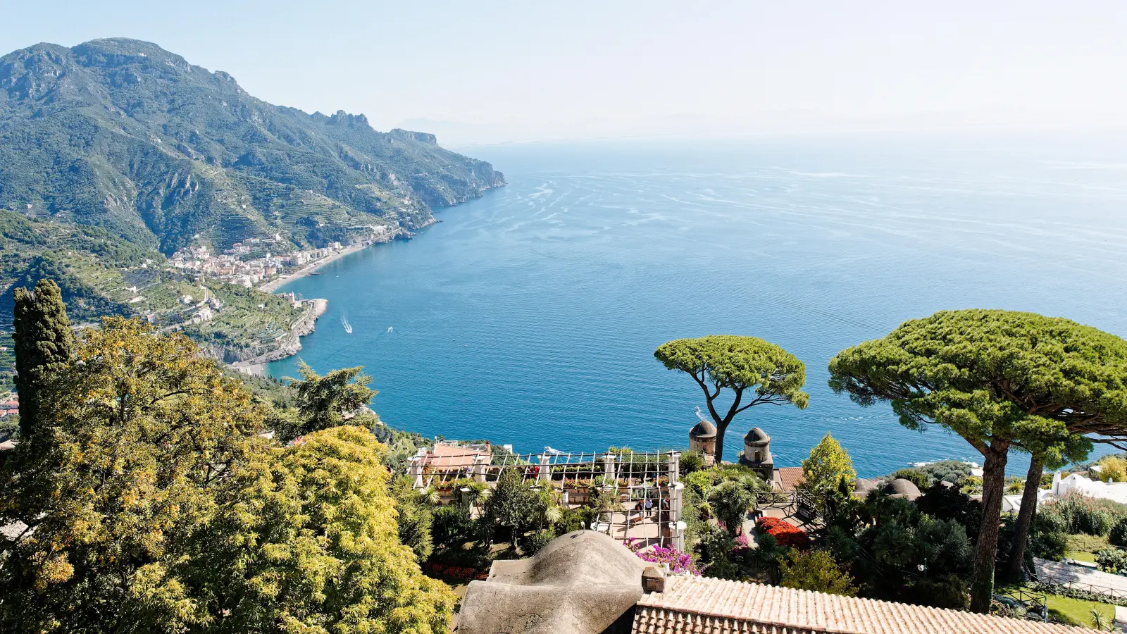 Der Ausblick von der Villa Rufolo im Bergdorf Ravello. (Foto: Tizian Gerbing)