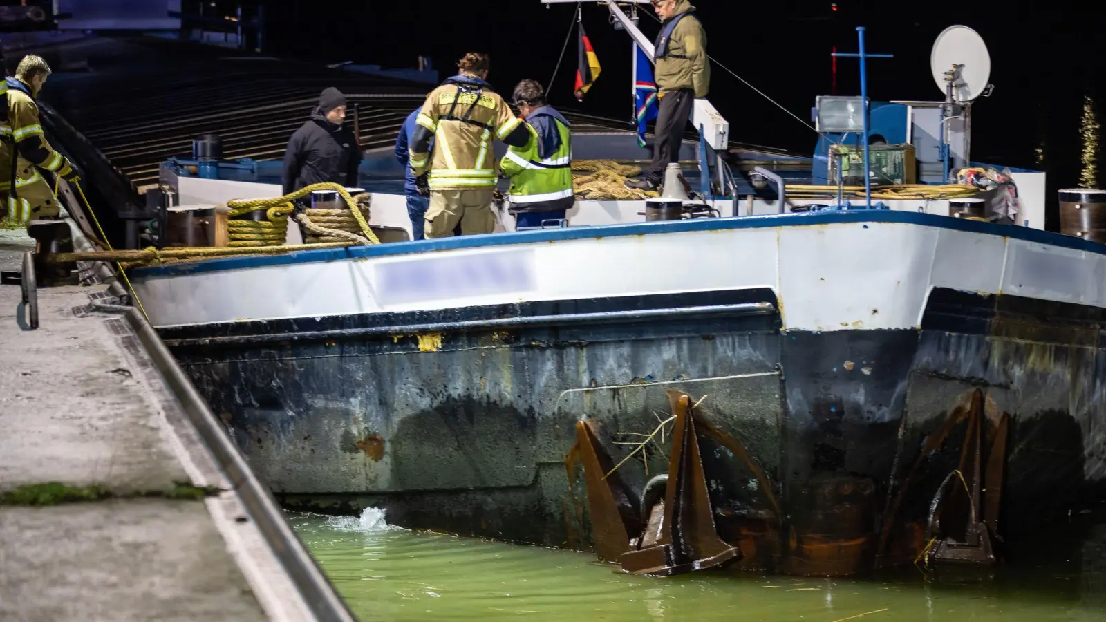 Ein mit Asphalt beladenes Frachtschiff ist auf dem Main-Donau-Kanal havariert und muss deshalb die Nacht im Fürther Hafen verbringen. (Foto: David Oßwald/News5/dpa)