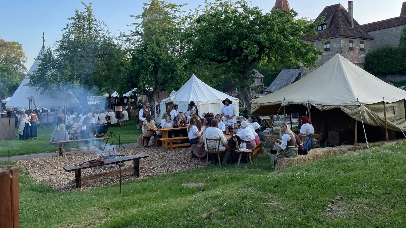 Zweiter Tag bei den Pfingsfestspielen in Rothenburg. Bei bestem Wetter gibt es überall in der Stadt mittelalterliches Treiben zu bewundern. (Foto: Gerhard Krämer)