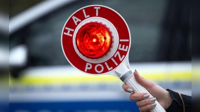 Einer Polizeistreife fiel zuerst der heruntergekommene Gesamteindruck des Anhängers und ein platter Reifen auf.(Symbolbild) (Foto: Soeren Stache/dpa)