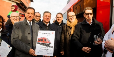 Eine Taufurkunde bezeugt die Einweihung der Bahnstrecke. (Foto: Evi Lemberger)