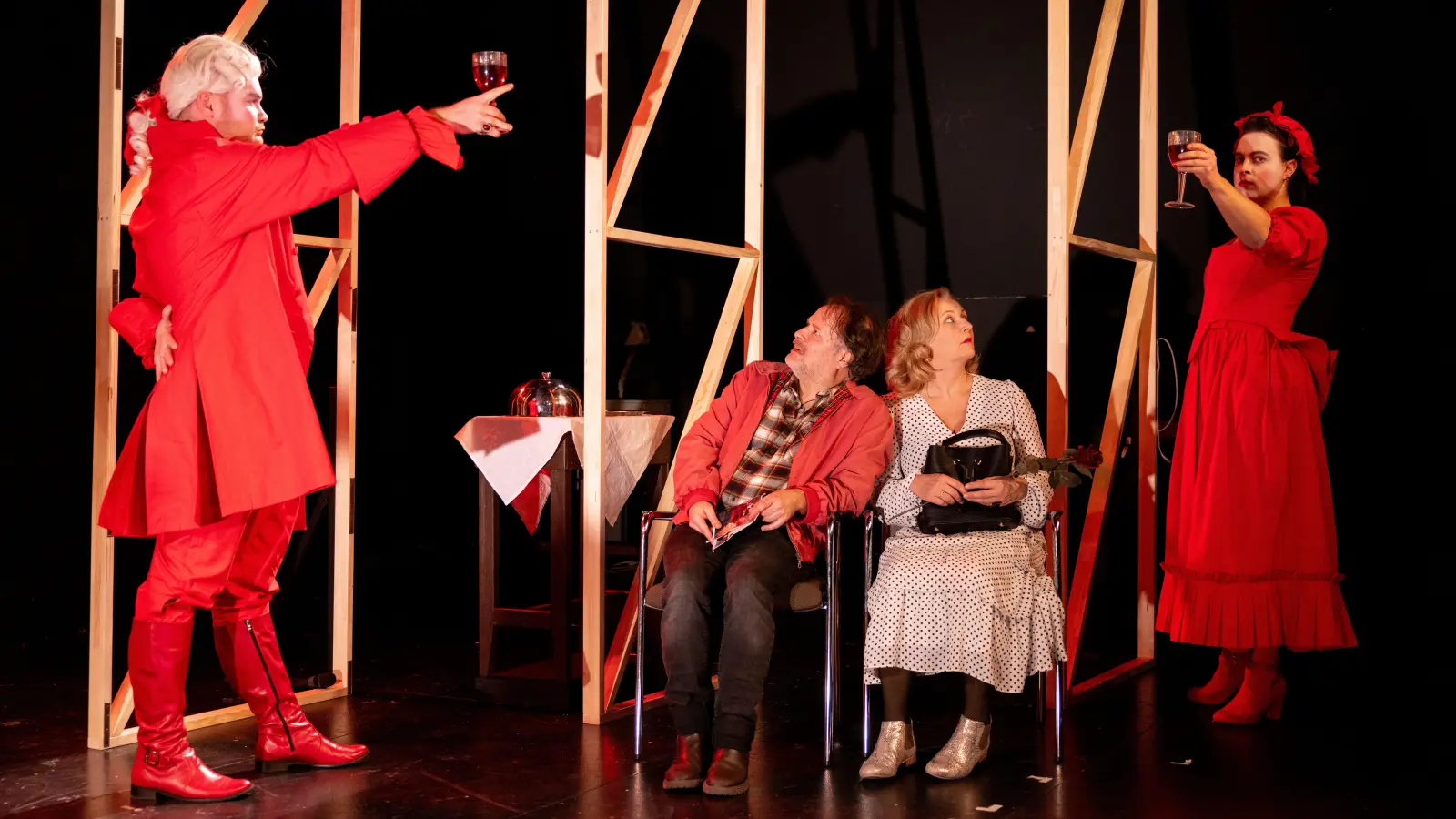 Von einem Liebespaar der Weltliteratur umgeben: Thomas Weber und Margret Gilgenreiner (Mitte) als Theo und Anke, Yannik Dirksen (links) als Ferdinand und Leonard Graeber als Luise. (Foto: Pedro Malinowski)