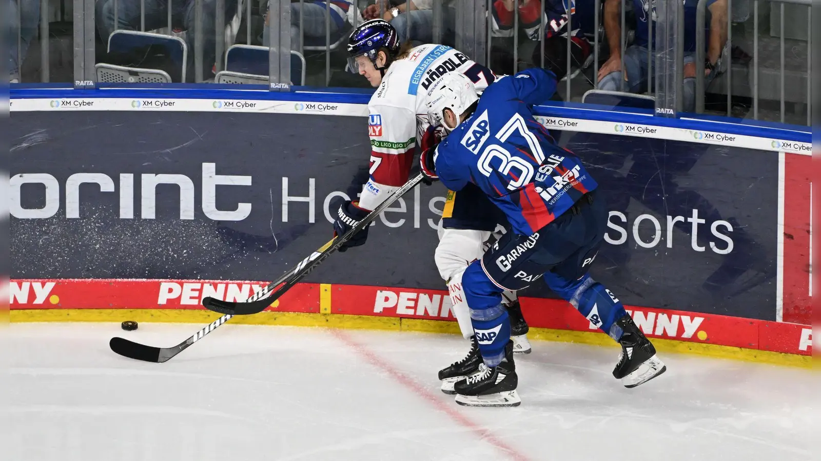 Abwehrspieler Zac Leslie (rechts) wechselt von Mannheim nach Straubing. (Foto: Uli Deck/dpa)