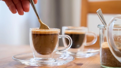 Schöne Haut durch Kollagen-Pulver im Kaffee? Entscheidender sind laut Expertin Klassiker wie UV-Schutz und genug Schlaf. (Foto: Christin Klose/dpa-tmn)