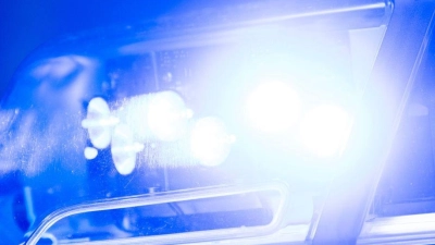 Weil ein Mann mit einer Waffe durch die Stadt lief, kommt nun eine Anzeige auf ihn zu. (Symbolbild) (Foto: Lino Mirgeler/dpa)