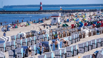 Sommerurlauber am Ostseestrand in Warnemünde. Im Zeitraum von Januar bis Oktober erzielte der Deutschland-Tourismus mit gut 433 Millionen Übernachtungen einen Rekord. (Foto: Jens Büttner/dpa)