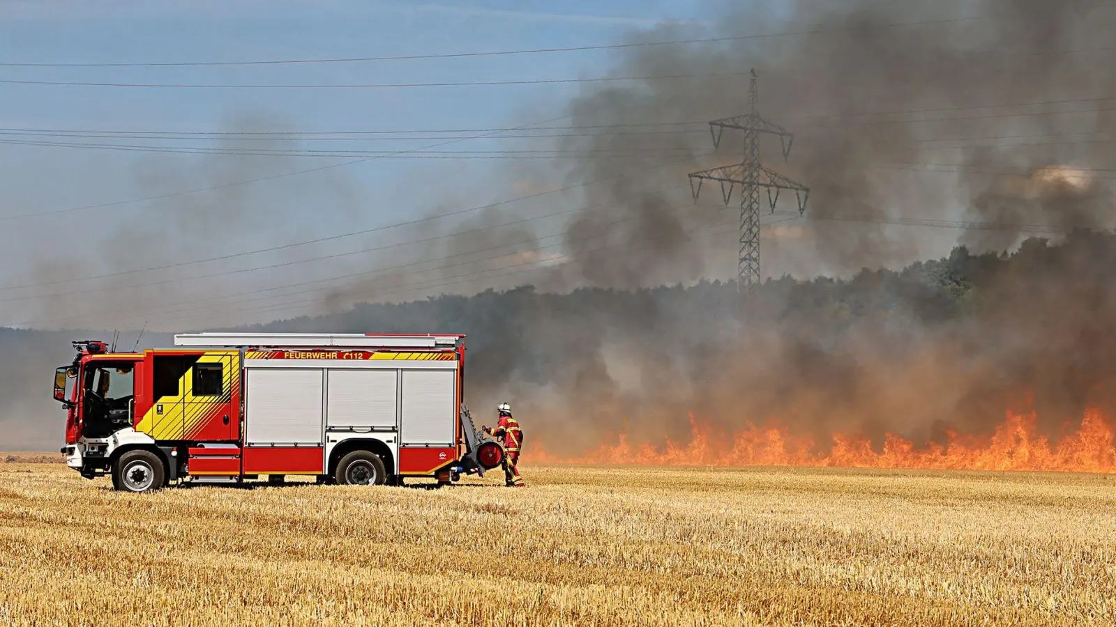 Zahlreiche Feuerwehrleute waren bei Hitze im Einsatz, um den Flächenbrand zu löschen. (Foto: Ralf Hettler/dpa)