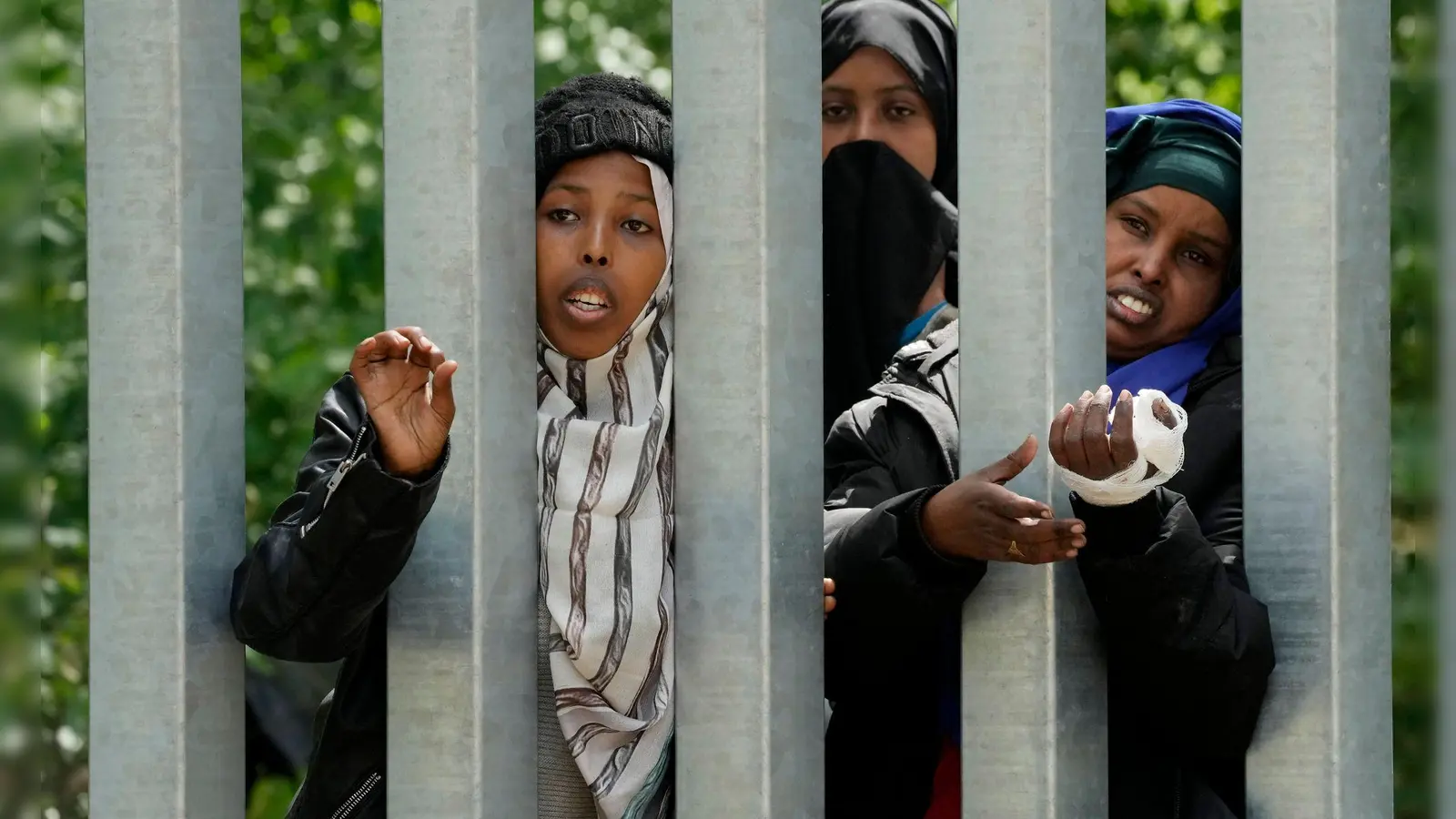 Migratinnen an der Grenzbarriere, die Polen entlang der Grenze zu Belarus errichtet hat. Warschau wil das Recht auf Asyl aussetzen. (Archivbild) (Foto: Czarek Sokolowski/AP/dpa)