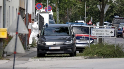 Männer in Schutzanzügen betreten ein Wohnhaus - dort wurden später chemische Substanzen gefunden. (Foto: Alex Halada/APA/dpa)