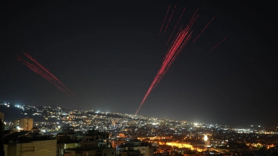 Mit Freudenschüssen in die Luft wurde in Beirut die Waffenruhe gefeiert. (Foto: Hassan Ammar/AP/dpa)