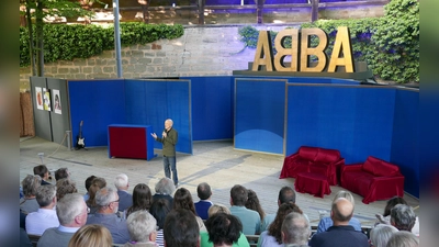 Intendant Peter Cahn eröffnete den Abend und versprach, die Besucherinnen und Besucher in die 1970er- und 1980er-Jahre zu entführen. (Foto: Roman Kocholl)